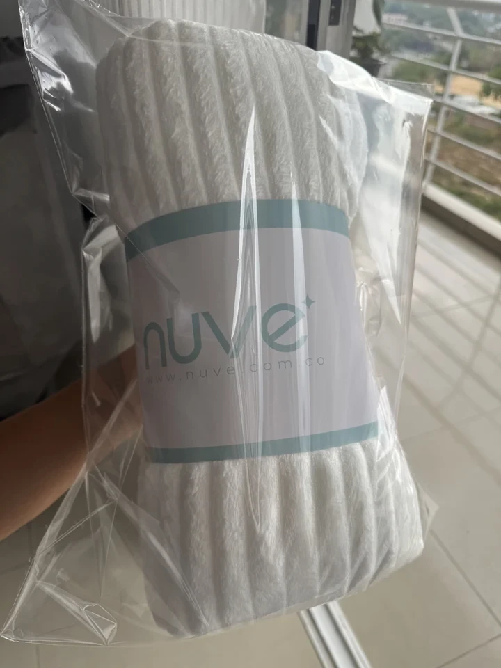 Cobija NUVE blanca empacada, recibida por Susana P.